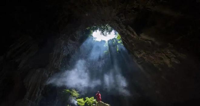 探索神秘森林天坑，开启惊险冒险之旅（挑战天坑）